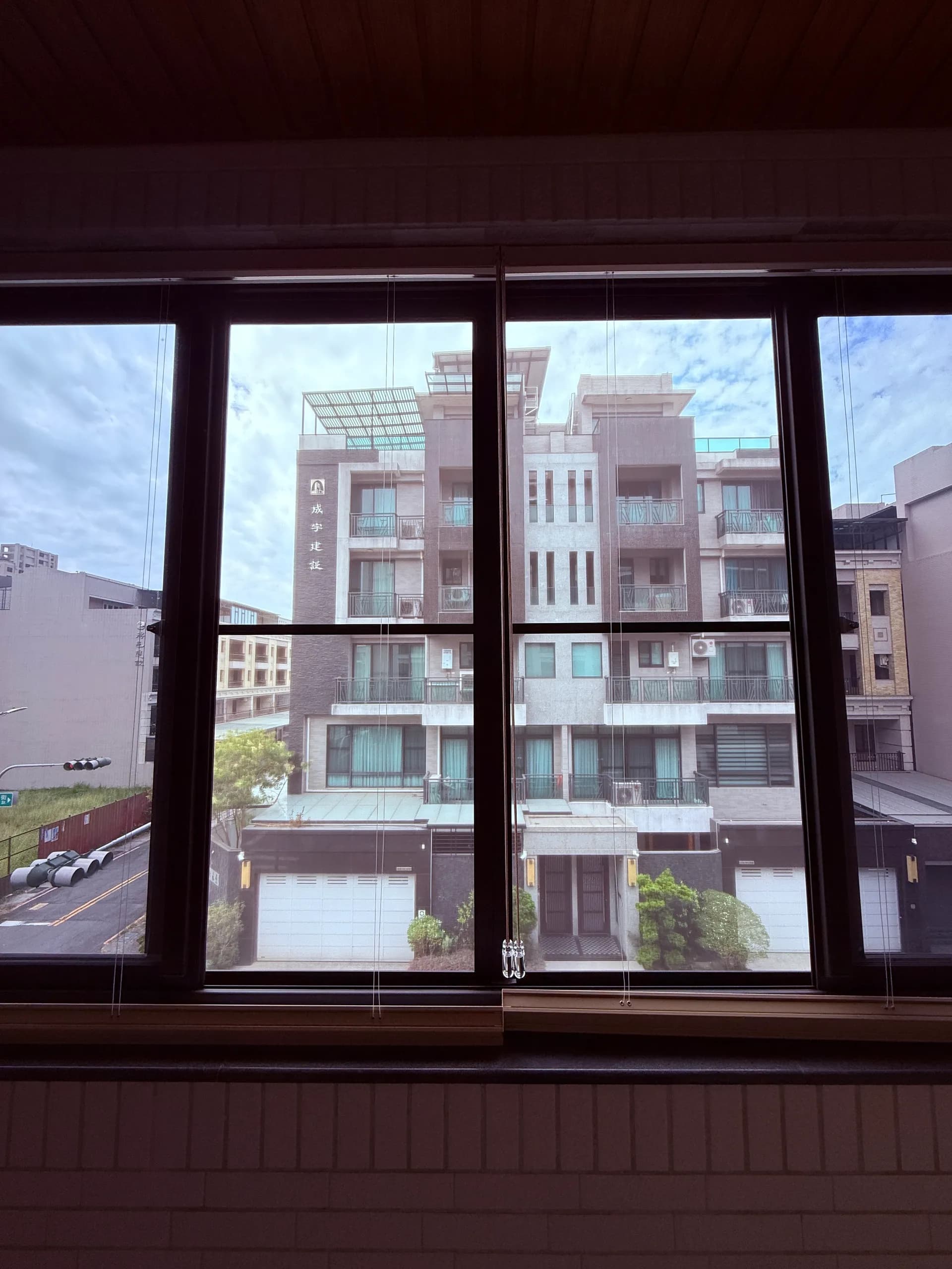 安裝防霾紗網後從室內望向窗外的實景